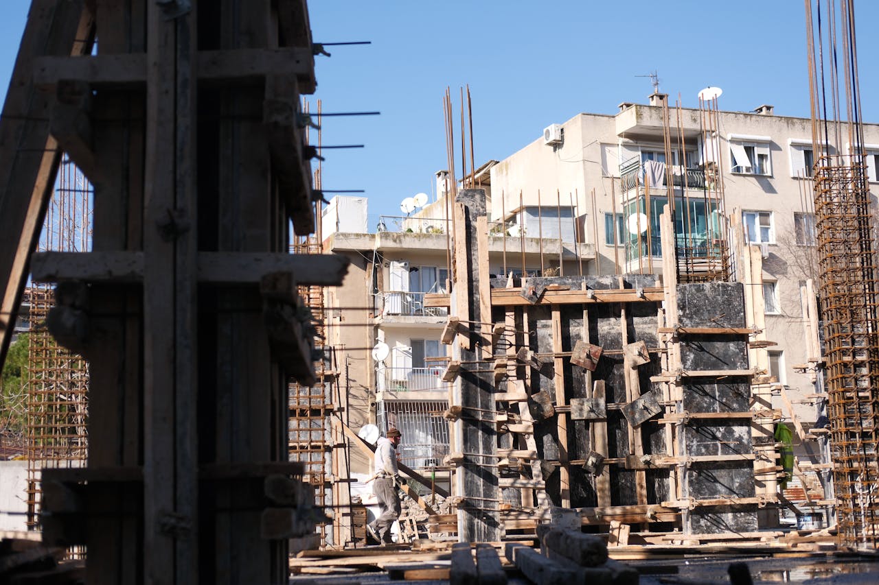 Concrete and steel construction site in İzmir, Türkiye with workers.